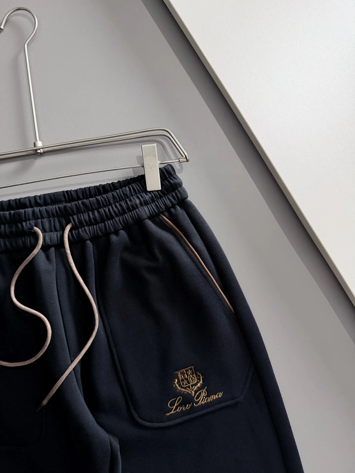 🛫🛫🛫High version Loro Piana 26ss customized top-quality fabric new jacket casual pants, ribbon letter embroidery stitching new show products‼ The product is in perfect condition, comfortable and warm, complete with three labels, full and attractive color, very outstanding design, customized hardware accessories can easily enhance the fashion sense, the workmanship is extremely elegant and rigorous, and the wiring is neat and meticulous! A masterpiece from a famous designer! The upper body does not look bloated and is super handsome! Sizes：M～XXXL